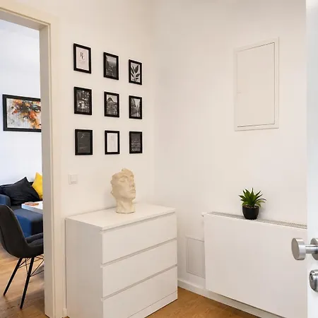 Luxury Balcony In Center דירה *